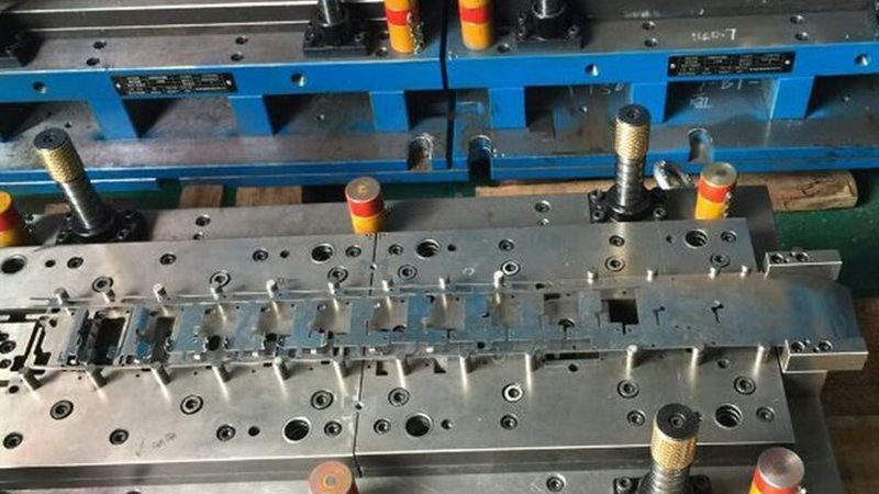 多工位级进模结构解析：揭秘高效模具制造的秘密